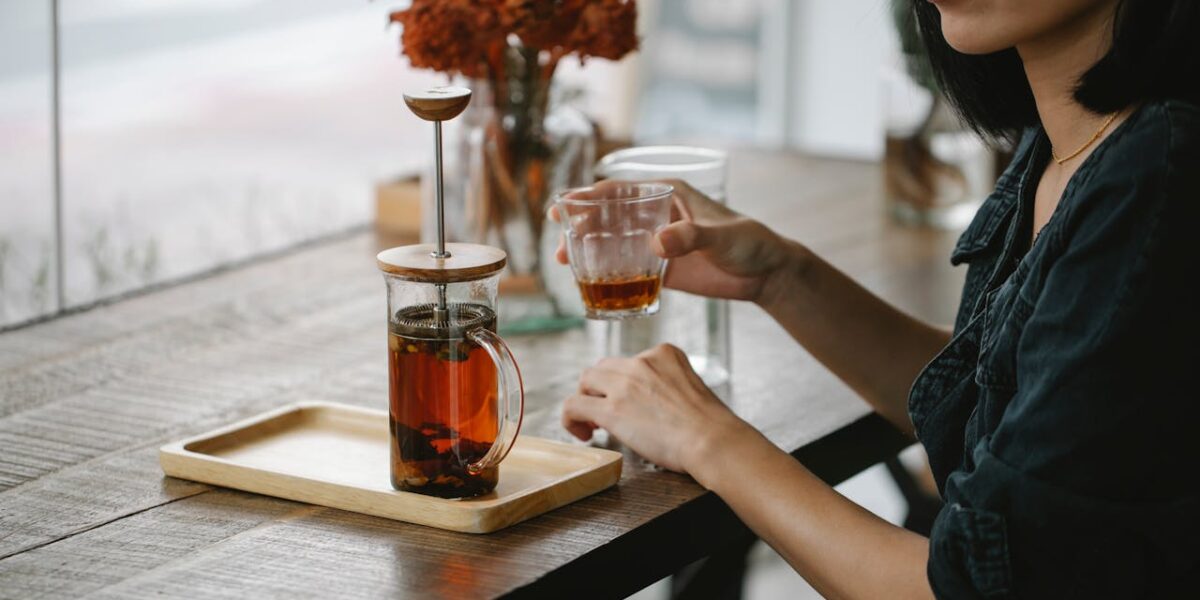 tee kann naine laud Photo by Charlotte May: https://www.pexels.com/photo/crop-woman-enjoying-herbal-tea-at-high-table-5946805/