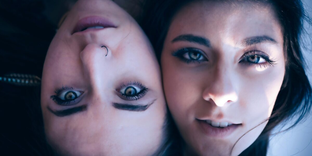 Photo by Derek Randolph: https://www.pexels.com/photo/close-up-of-young-woman-putting-her-face-on-top-of-another-13575223/ Uuring paljastas PTSH ja depressiooniga seotud molekulid.