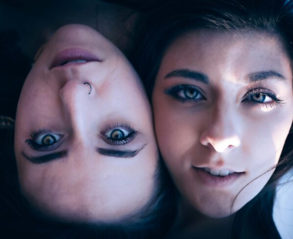 Photo by Derek Randolph: https://www.pexels.com/photo/close-up-of-young-woman-putting-her-face-on-top-of-another-13575223/ Uuring paljastas PTSH ja depressiooniga seotud molekulid.