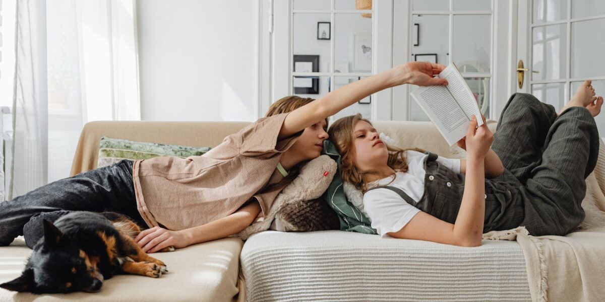 Photo by Karolina Grabowska: https://www.pexels.com/photo/siblings-lying-on-the-couch-7693125/ kaks noort diivanil