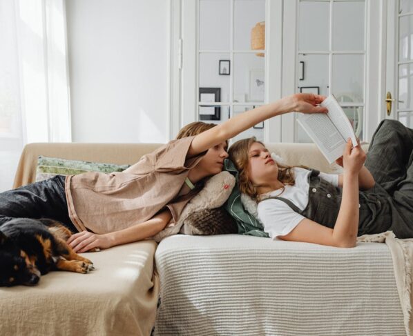 Photo by Karolina Grabowska: https://www.pexels.com/photo/siblings-lying-on-the-couch-7693125/ kaks noort diivanil