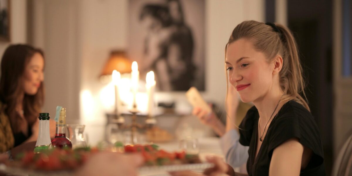 naine kallis restoran küünlad söök söömine Üha rohkem loodust kaitsvaid inimesi vähendavad lihasöömist.