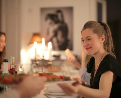 naine kallis restoran küünlad söök söömine Üha rohkem loodust kaitsvaid inimesi vähendavad lihasöömist.