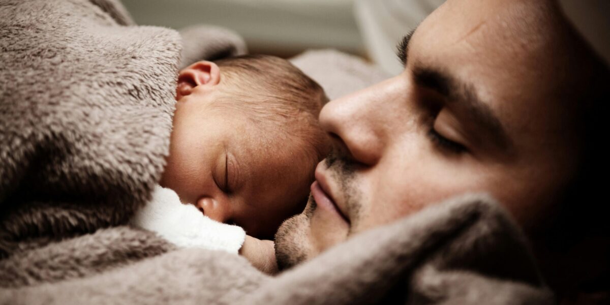 close-up-of-a-dad-and-his-little-baby-sleeping-together