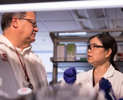 Robin Shaw (vasakul) ja TingTing Hong (paremal) laboris. Foto Charlie Ehlert, University of Utah Health