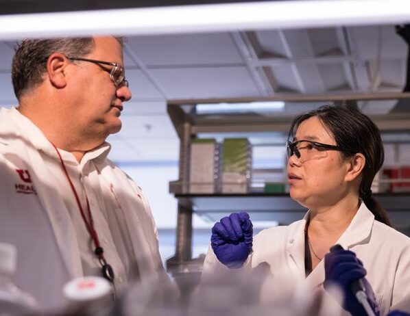Robin Shaw (vasakul) ja TingTing Hong (paremal) laboris. Foto Charlie Ehlert, University of Utah Health