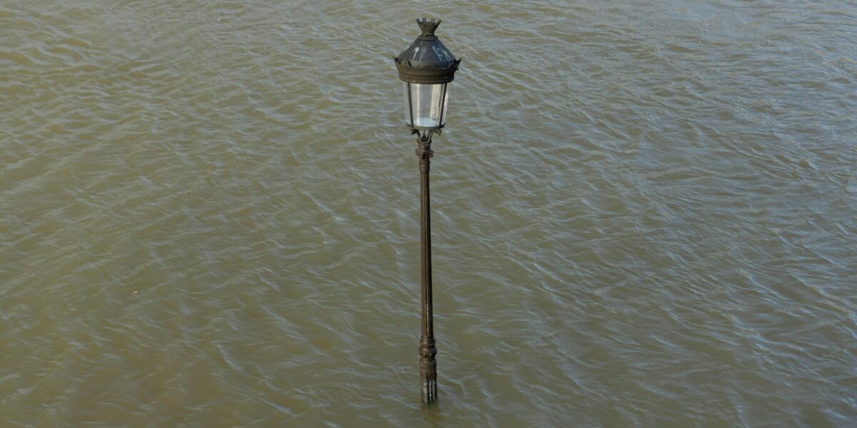 Photo by David Kouakou: https://www.pexels.com/photo/city-lamp-in-water-17641683/