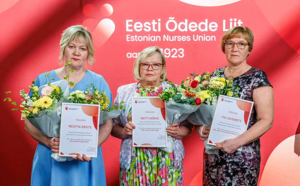 Aasta-ode-Regyta-Eriste-ja-Katti-Korve-ning-Aasta-hooldustootaja-Tiiu-Lehemets.-Foto-Eesti-Odede-Liit.jpg