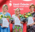 Aasta-ode-Regyta-Eriste-ja-Katti-Korve-ning-Aasta-hooldustootaja-Tiiu-Lehemets.-Foto-Eesti-Odede-Liit.jpg