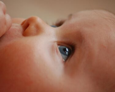 Photo by Rasmus Svinding: https://www.pexels.com/photo/baby-looking-upwards-35446/