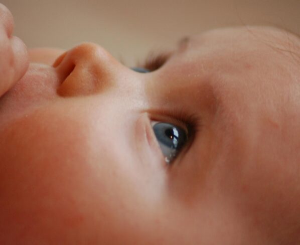 Photo by Rasmus Svinding: https://www.pexels.com/photo/baby-looking-upwards-35446/