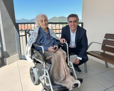 Maria Branyas, seni teadaolevalt kõige kauem elanud inimene, koos dr Manel Estelleriga. Foto Josep Carreras Leukaemia Research Institute.