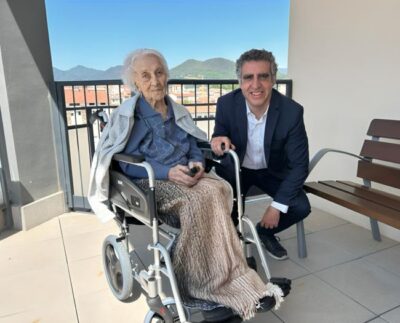 Maria Branyas, seni teadaolevalt kõige kauem elanud inimene, koos dr Manel Estelleriga. Foto Josep Carreras Leukaemia Research Institute.