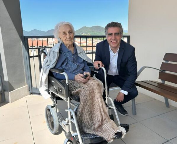 Maria Branyas, seni teadaolevalt kõige kauem elanud inimene, koos dr Manel Estelleriga. Foto Josep Carreras Leukaemia Research Institute.