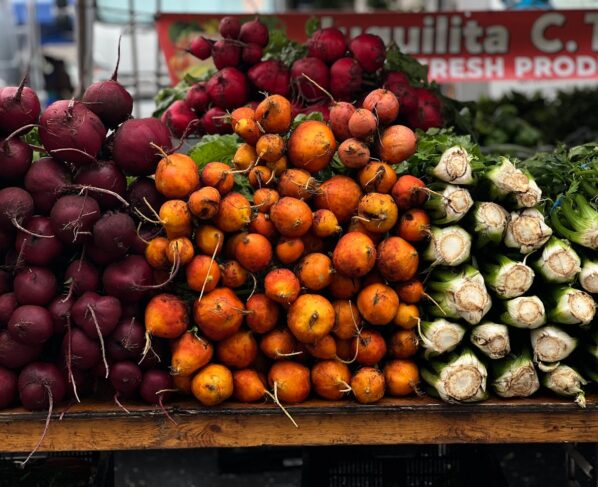Photo by Natalia S: https://www.pexels.com/photo/a-display-of-vegetables-at-a-farmers-market-27666301/