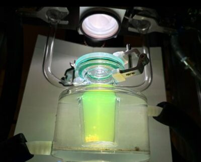 Teaduslik läbimurre avab võimaluse vesiniku tõhusaks tootmiseks päikeseenergia abil – ilma haruldast metalli plaatinat kasutamata. Rootsis Chalmersi Tehnikaülikooli keemialabori reaktoris on tekkivaid vesinikgaasi mulle võimalik palja silmaga hõlpsasti näha, mis näitab, et fotokatalüüs toimub tõhusalt. Autor Chalmersi Tehnikaülikool Mia Halleröd Palmgren