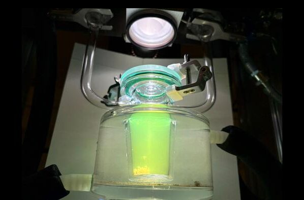 Teaduslik läbimurre avab võimaluse vesiniku tõhusaks tootmiseks päikeseenergia abil – ilma haruldast metalli plaatinat kasutamata. Rootsis Chalmersi Tehnikaülikooli keemialabori reaktoris on tekkivaid vesinikgaasi mulle võimalik palja silmaga hõlpsasti näha, mis näitab, et fotokatalüüs toimub tõhusalt. Autor Chalmersi Tehnikaülikool Mia Halleröd Palmgren